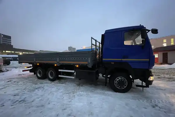 Грузовой МАЗ с бортовой платформой