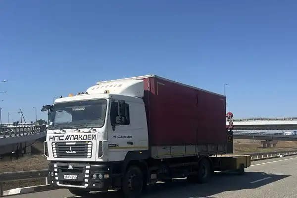 МАЗ «НПС//Лакдей» с тентом на трассе