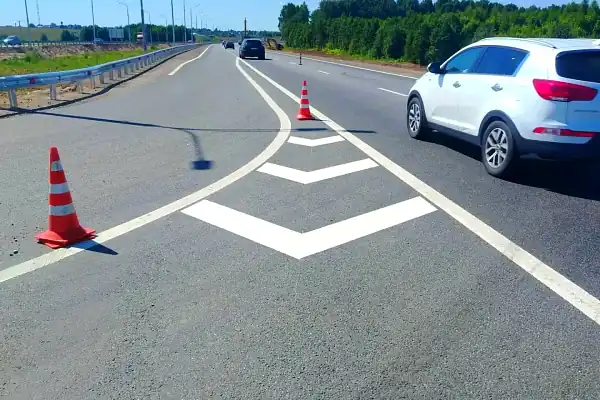 Горизонтальная разметка на участке слияния полос при движении транспорта