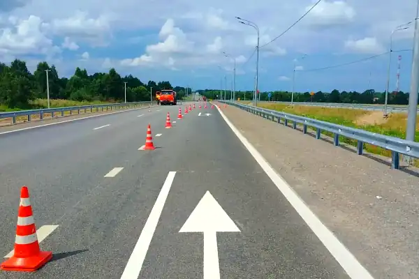 Крупный план стрелы разворота и сигнального конуса