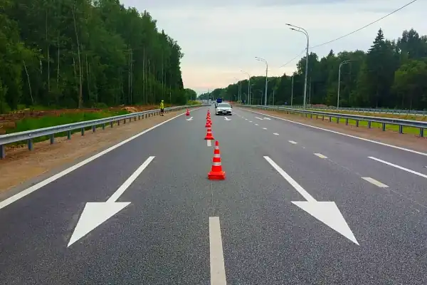 Комбинация стрел «прямо» и «налево» в зоне перестроения