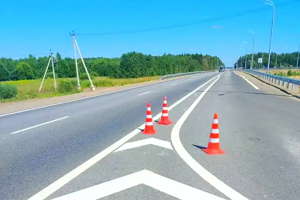 Обустройство разделительного островка шевронами на новом покрытии